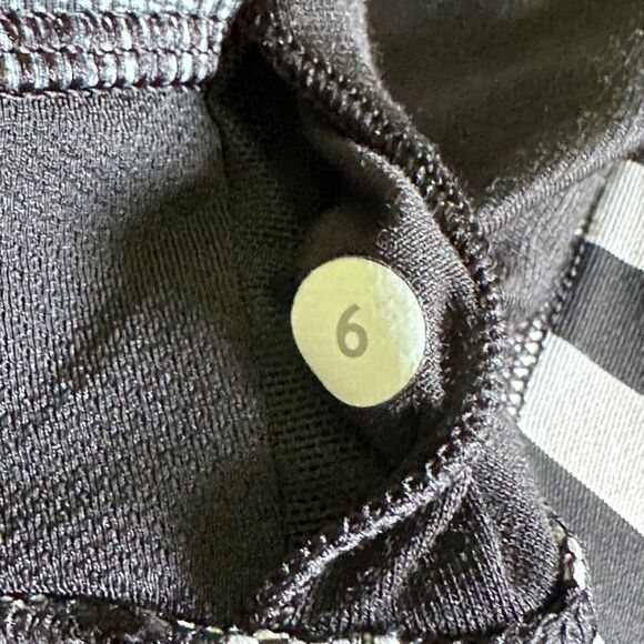 Lululemon Restless Run Tank Top Black White Stripe Built in Bra Sinch Waist Sz 6 - Picture 11 of 11